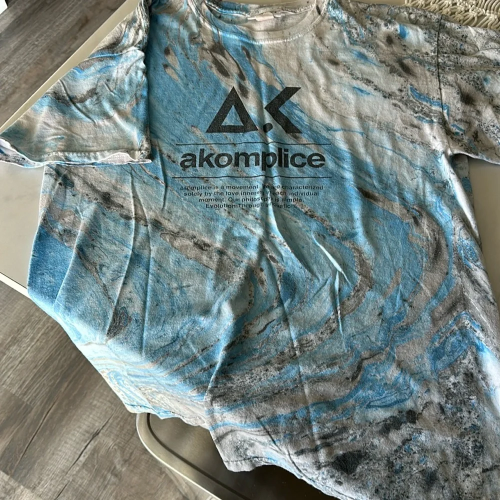 Akomplice tee. - Picture 1 of 2